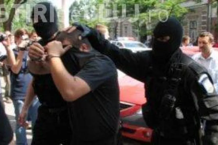 Doi recuperatori de bani, care au santajat un om de afaceri, au fost arestati la Cluj