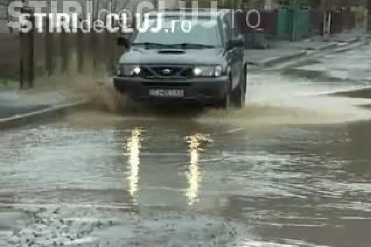Case inundate in comuna Floresti! Canalele s-au revarsat, iar rahatul plutea pe strazi! Primaria le-a trimis oamenilor o pompa fara benzina! VIDEO
