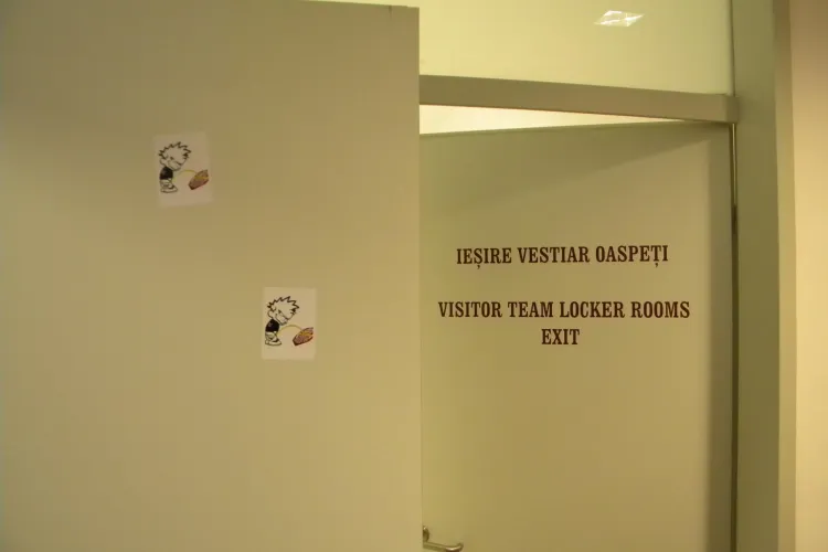 Jucatorii de la U Cluj au lipit in vestiar stickere cu un suporter U care urineaza pe sigla CFR - VIDEO si FOTO