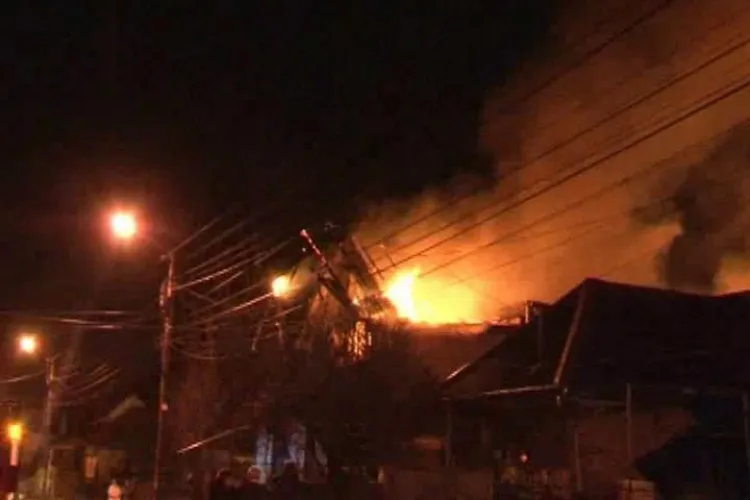 O casa din Dej a luat foc azi noapte, din cauza unui scurt circuit produs de furtuna abatuta asupra orasului - VIDEO