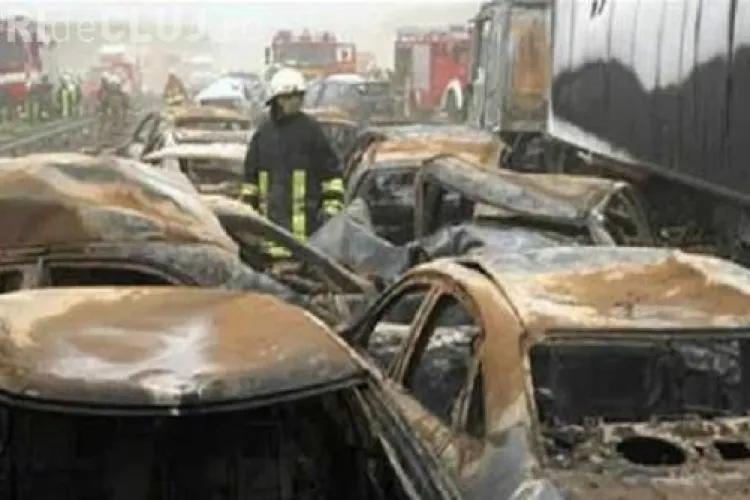 Carambol pe o autostrada din Rostock, Germania: zece persoane au murit si 80 de masini s-au ciocnit VIDEO