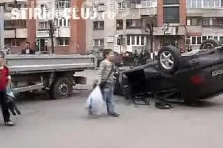 O tanara a fost ranita, iar o masina a ajuns cu rotile in sus in urma unui accident pe Calea Dorobatilor din Cluj-Napoca- VIDEO