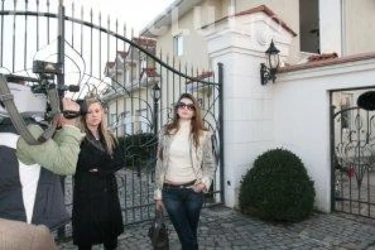 Monica Columbeanu a intrat cu forta la Izvorani sa-si ia fetita - VIDEO