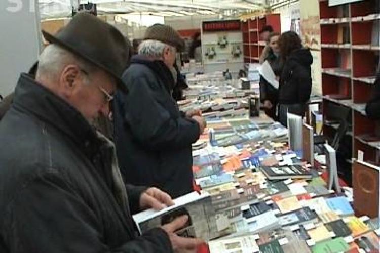 Reduceri de pana la 50% la carti la Targul Gaudeamus, deschis in Piata Unirii din Cluj - VIDEO