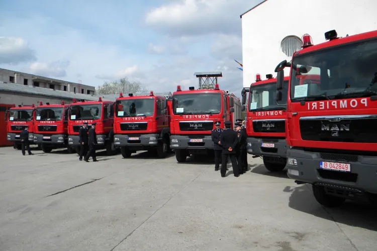 Vezi ce masini au primit pompierii clujeni si cati ani are cea mai veche autospeciala de stins incendii - VIDEO si FOTO