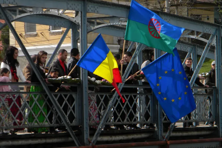 Romii din Cluj Napoca au aruncat coroane de flori in Somes, de Ziua Internationala a Romilor - VIDEO si FOTO