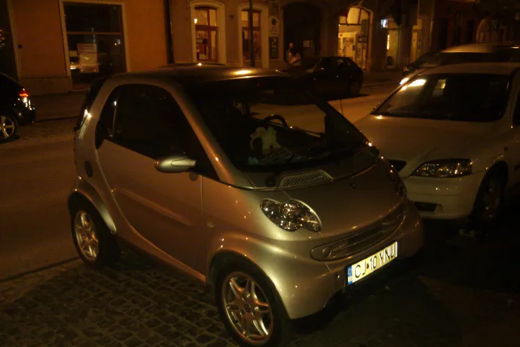 Parcare ingenioasa pe Bulevardul Eroilor! Un sofer si-a strecurat "masinuta" intre doua autoturisme - Galerie FOTO