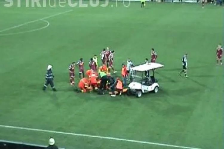 Claudiu Niculescu, scos pe targa si cu masca de oxigen de pe teren. Atacantul lui U a cazut dupa ce a fost faultat de Cadu - VIDEO