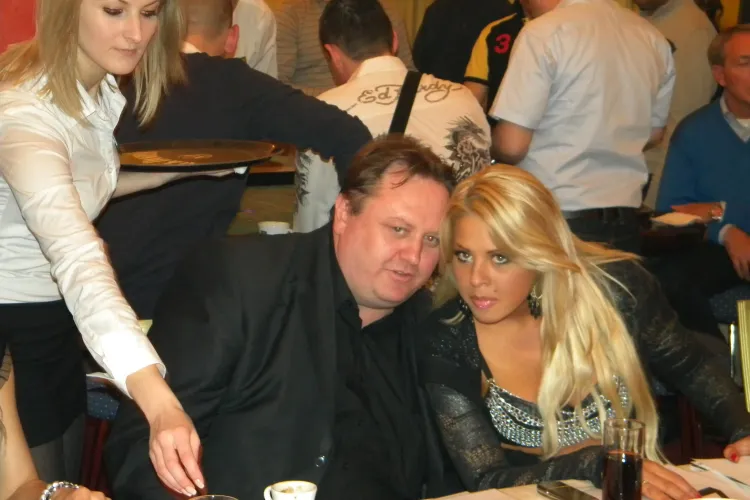 Roxana Nemes, iubita impresarului Radu Groza, a dansat pe mese la Cluj de ziua ei - VIDEO si FOTO