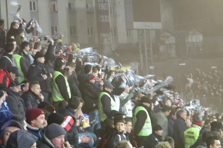 Arde Gruia! Putinii suporteri ai CFR Cluj au explodat petarde si au dat foc la fumigene - VIDEO si FOTO