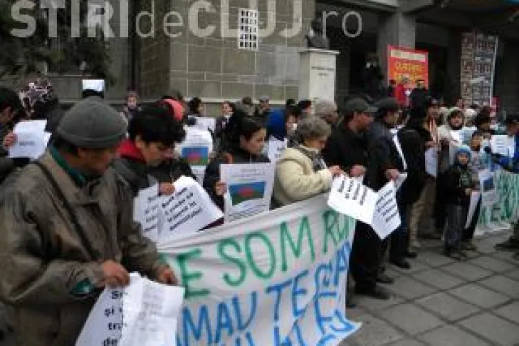 Locuintele modulare construite pentru romi la Pata Rat, pline de igrasie si cu pereti fisurati