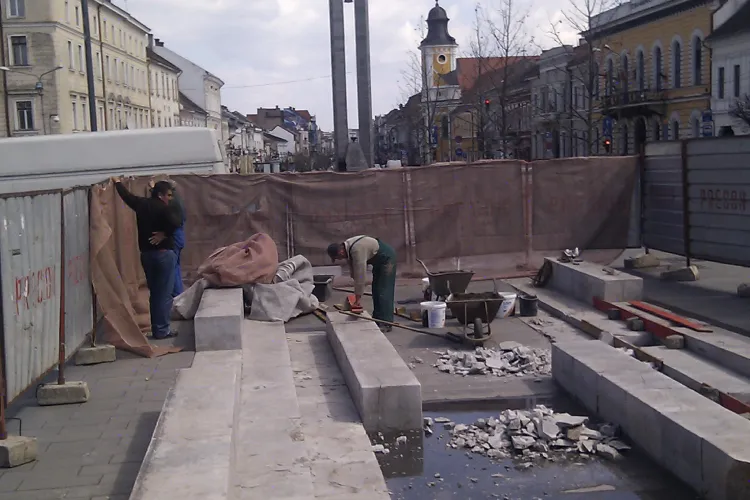 Fantana arteziana din Piata Unirii, in reparatii - VIDEO si FOTO