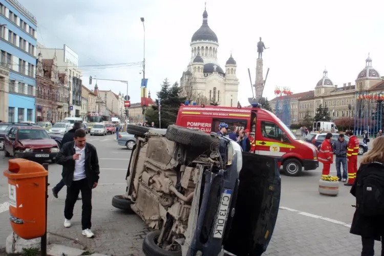 Accident la Teatrul National! Masina rastunata pe trotuar, peste un pieton - VIDEO Camere de Supraveghere - Galerie FOTO