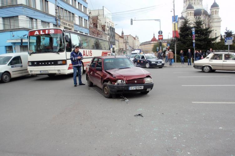 FOTO - Accident in fata Teatrului National Cluj! O masina s-a rasturnat peste o femeie