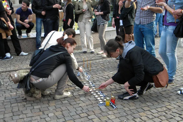 Studentii basarabeni din Cluj Napoca au comemorat revolta din 7 aprilie 2009 de la Chisinau - VIDEO si FOTO