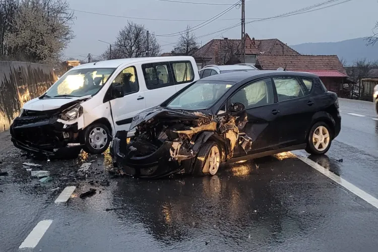 Și-au făcut praf mașinile la Cluj. Conducea cu viteză și a lovit mașinile de pe contrasens - FOTO