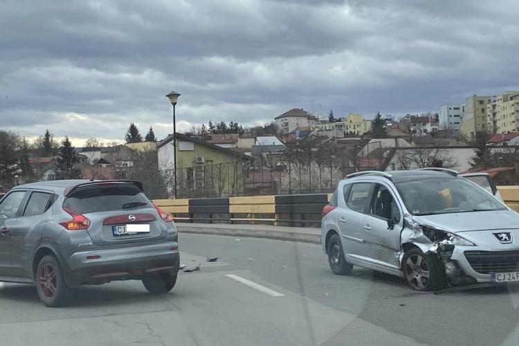Accident pe podul de lângă Gara Cluj! Dacia Spring a rămas fără o roată în urma impactului - FOTO