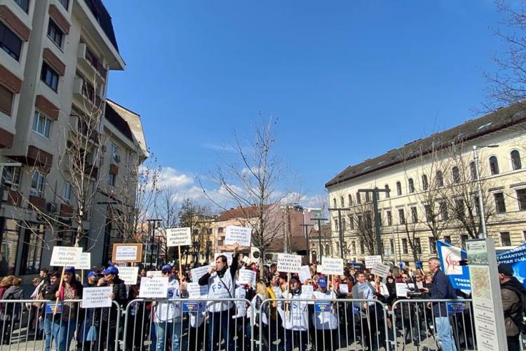 Profesorii au ieșit în stradă la Cluj! Ce solicitări au - FOTO
