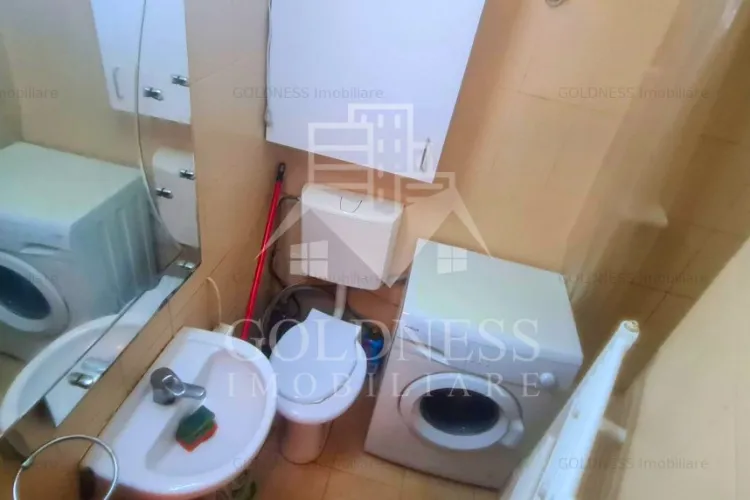 Garsonieră într-un subsol din Cluj-Napoca. Pentru a ajunge la duș trebuie să sari peste mașina de spălat - FOTO