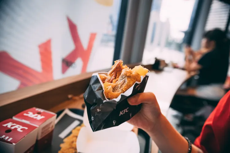 Cât câștigă un casier la KFC în 2023. Sunt legați de bonusul de 50% din câștigurile lunare