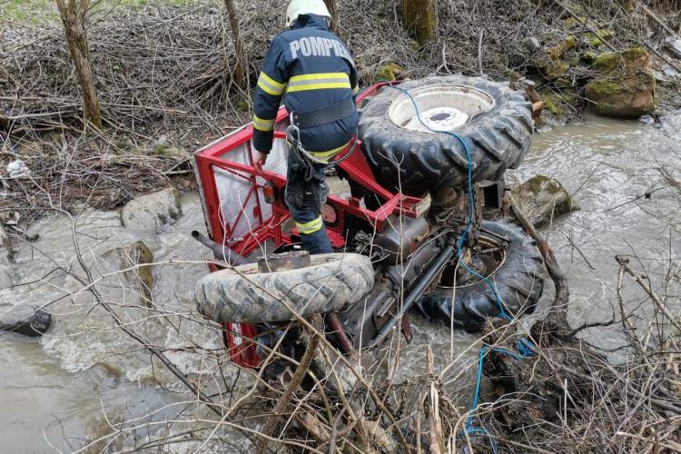 Moarte sinistră la Muntele Bocului, in județul Cluj. S-a răsturnat un tractor - FOTO