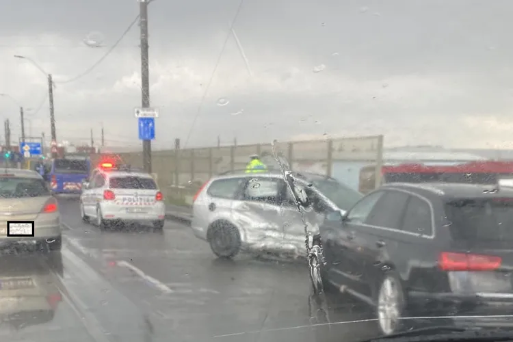 Accident pe Bulevardul Muncii după doi stropi de ploaie - FOTO