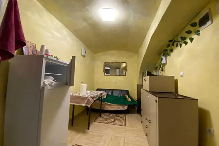 Vrei să stai în centrul Clujului? Chirie cu aragazul lângă toaletă, toate în bucătărie: ”Mirosul, pe unde iese mirosul?” - FOTO