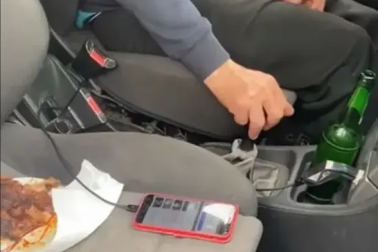 VIDEO. Cu friptură, bere şi manele - Așa a fost surprins un șofer în timp ce petrecea la volan, în trafic
