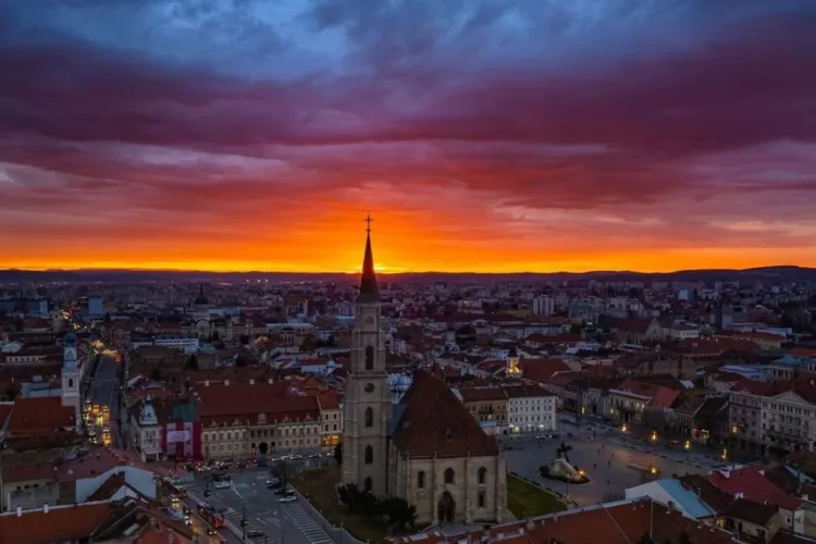 Fotografia începutului de an de la Cluj! Răsărit de soare roșu la Cluj - FOTO
