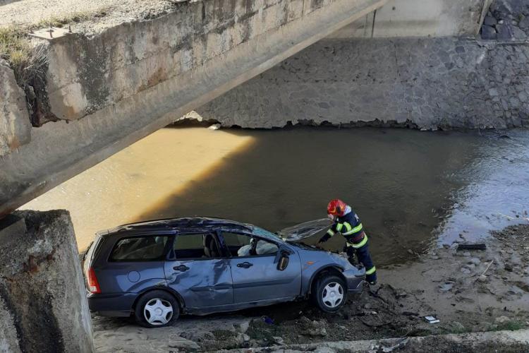 FOTO. Accident la ieșire din Sânpaul, spre Cluj-Napoca. Un șofer a ajuns cu mașina sub pod!