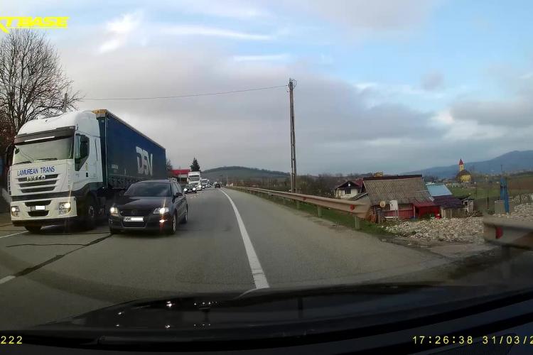 Un șofer inconștient a pus în pericol o familie, pe un drum din Cluj: ”Nu ar trebui să aibă permis” - VIDEO