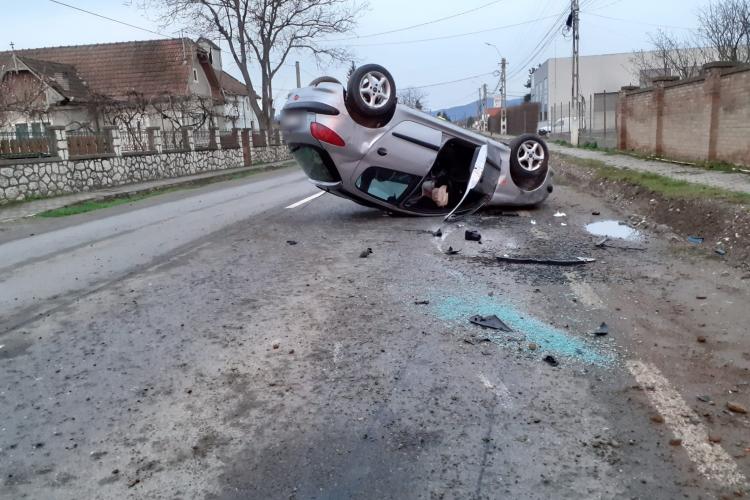 Un tânăr cu permis abia primit s-a răsturnat cu masina pe un drum din județul Cluj - FOTO