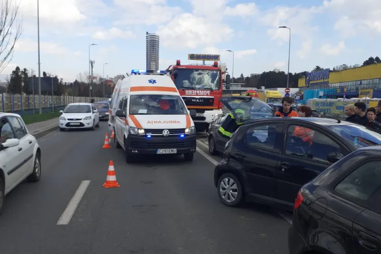 Accident cu patru mașini în zona Brico Depot, pe Calea Florești. Acolo e ziua și accidentul în lanț - FOTO