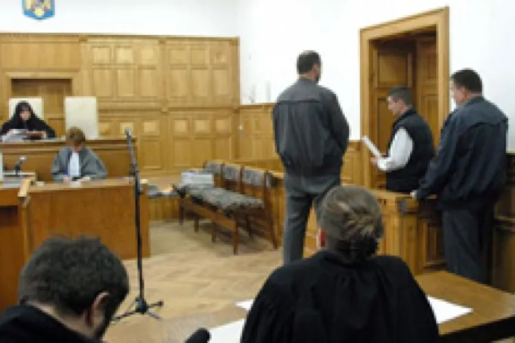 Un bărbat arestat la domiciliu umblă liber prin Apahida și îi sfidează pe cei care îi atrag atenția - VIDEO