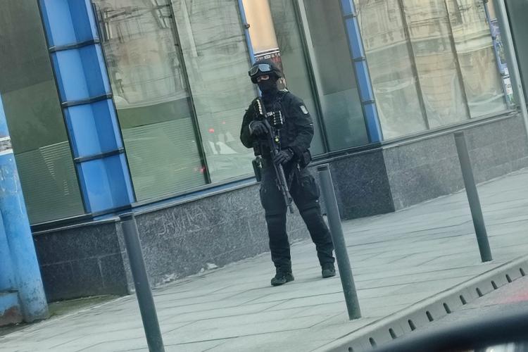 Bagaj suspect în centrul Clujului. Zona a fost securizata de mascați - FOTO