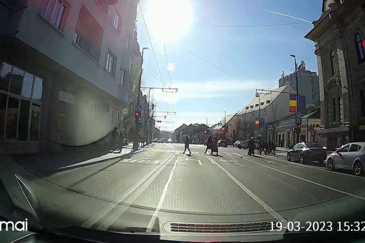 Cluj - Cum a sărit în fața unei mașini o femeie care a ratat verdele la trecerea de pietoni de pe Memorandumului - VIDEO