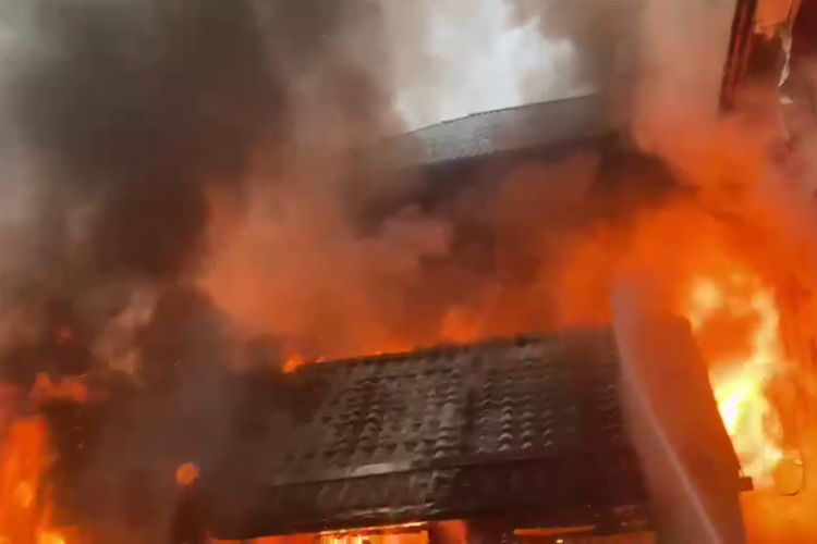 Incendiu violent în comuna Mihai Viteazu! O femeie a suferit un atac de panică