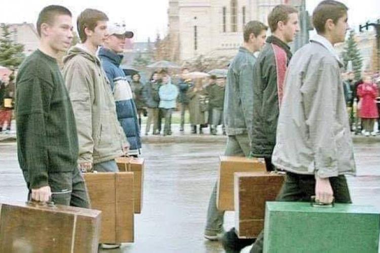 Fotografie din Clujul vechi, cu tinerii care plecau în armată cu cuferele de lemn - FOTO