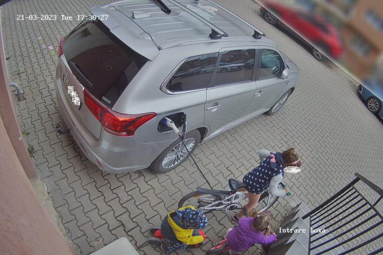 Șofer clujean deranjat că cei mici se joacă pe lângă mașini: Să nu se ”strecoare”, pentru că zgârie mașinile - FOTO