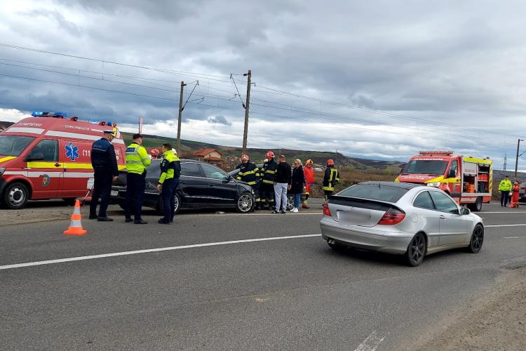 Accident la Câmpenești! Și-au distrus mașinile din grabă și neatenție - FOTO