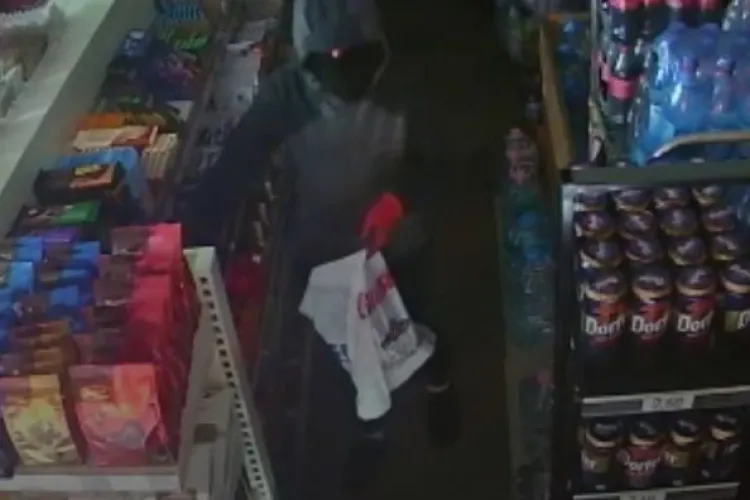 Cluj: Patronul unui magazin a prins un hoț în timpul unei spargeri și l-a predat poliției - VIDEO