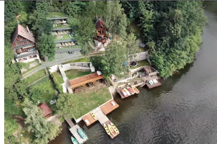 Cer să facă alte cabane pe malul lacului Tarnița! Tișe: Și cu zidurile din beton ilegale ce faceți? Proprietar: Nu știam că trebuie autorizație - FOTO