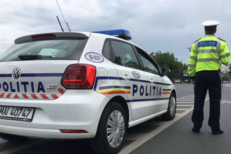 Patru polițiști brașoveni au fost încătușați, într-o schemă ilegală cu permise auto