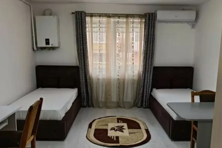 Glume savuroase pe seama unei garsoniere din Cluj-Napoca! Oare ce confort e? Chiria e de apartament cu două camere - Galerie FOTO