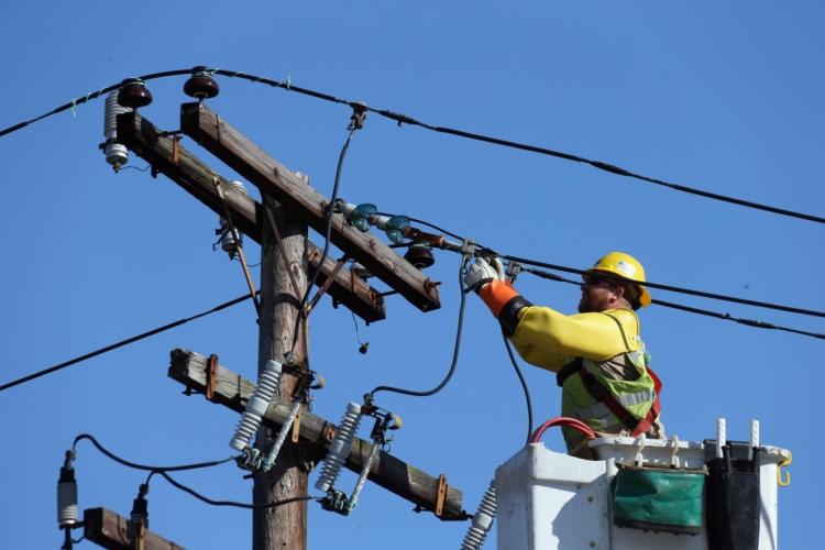 Lucrări la rețeaua electrică din Dezmir! Multe străzi au rămas fără energie electrică