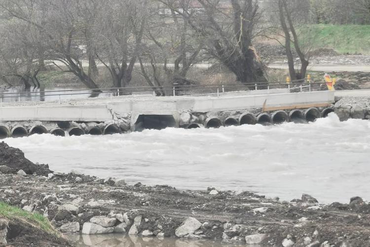 Cluj - Pod provizoriu peste Someș, crăpat după numai 3 zile de la deschidere. ”Dorel” și-a bătut joc de fondurile europene - FOTO