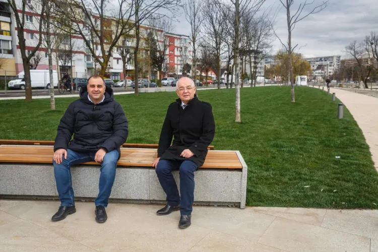 Boc a postat imaginile cu el, pe malul Someșului, dar nu și pe cele cu puștii cu care a jucat miuță, pe o înghețată - FOTO