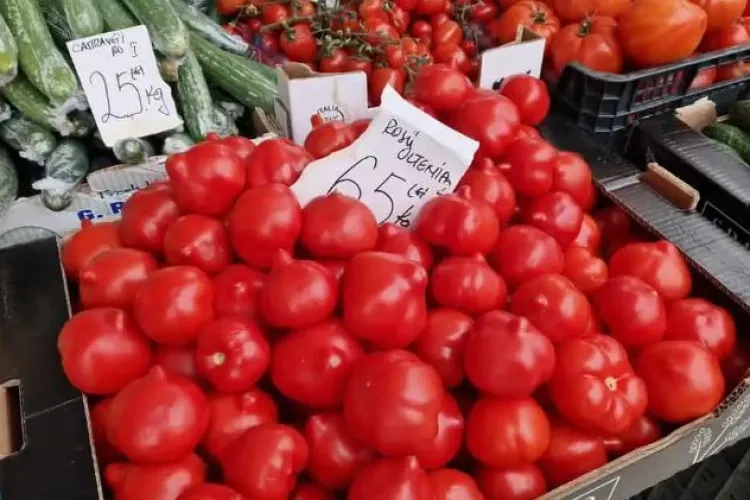 Roșii cu 65 de lei kilogramul pe taraba unei ardelence, în piață: ”Nu avem cui să vindem, vine lumea se miră și pleacă” - FOTO