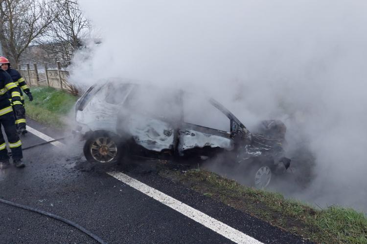 Accident la Jucu, pe drumul Cluj - Gherla! Mașina a luat foc, dar șoferița a fost salvată - VIDEO