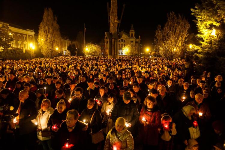 Mii de credincioși au participat la slujba de Înviere oficiată în faţa Catedralei Mitropolitane din Cluj-Napoca